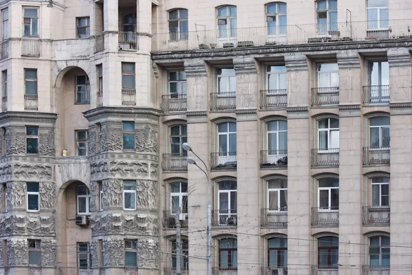 Hög vacker byggnad är i Moskva — Stockfoto