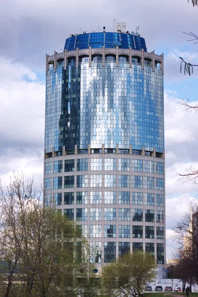 Novo edifício alto e bonito está em Moscou — Fotografia de Stock