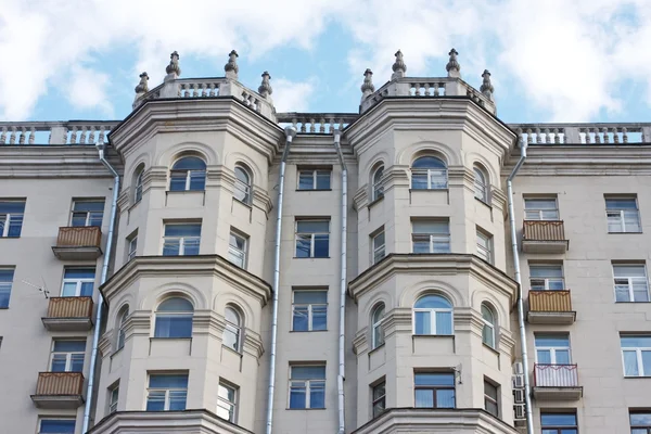Hohes schönes Gebäude befindet sich in Moskau — Stockfoto