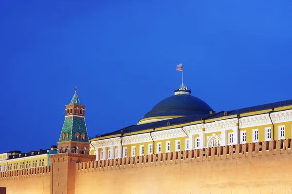 Budynek z Kremla na czerwonym polu — Zdjęcie stockowe