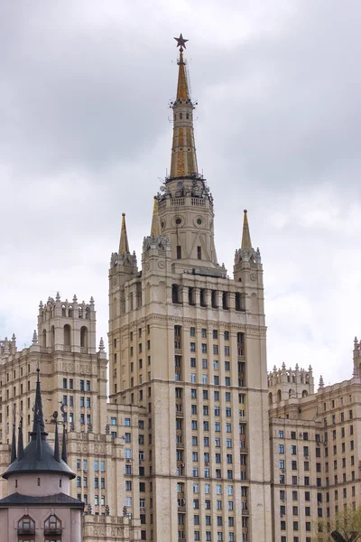 Μια κοινή οικία ύψος είναι στη Μόσχα — Φωτογραφία Αρχείου