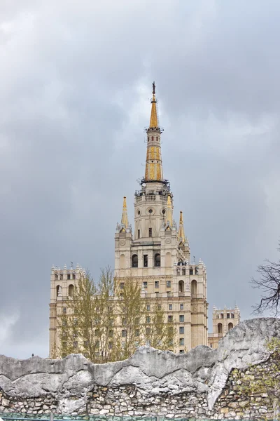 Μια κοινή οικία ύψος είναι στη Μόσχα — Φωτογραφία Αρχείου