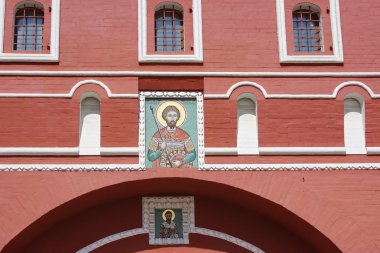 Moskova'da kırmızı alanın üzerine bina duvar güzel simgesi