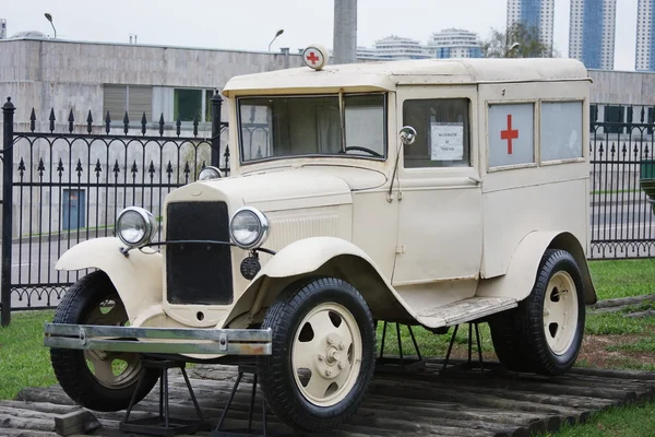 Eeuwenoude auto in het museum voor militaire techniek in Moskou — Stockfoto