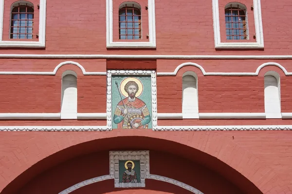 Belle icône sur le mur du bâtiment sur la zone rouge à Moscou — Photo