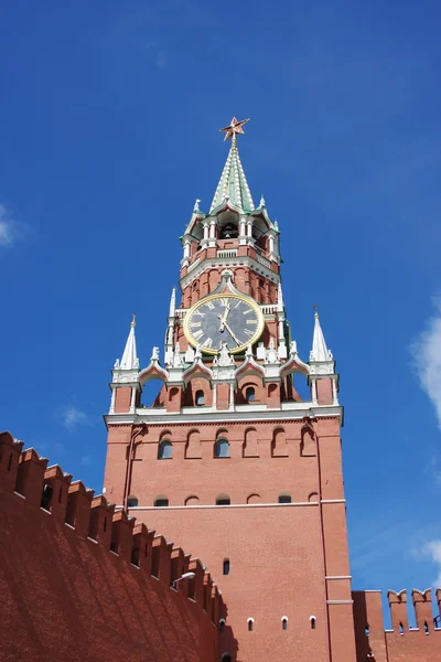 在红色区域上大厦的莫斯科克里姆林宫 — 图库照片