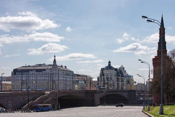 Un grand pont lithoïdal est dans la ville de Moscou — Photo