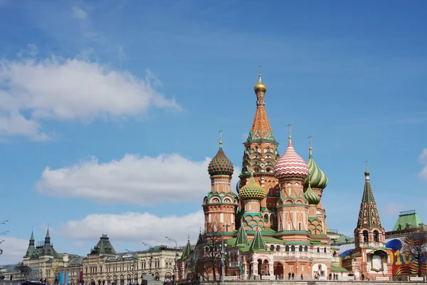 Katedrála krytí naší Lady na červenou oblast v Moskvě — Stock fotografie