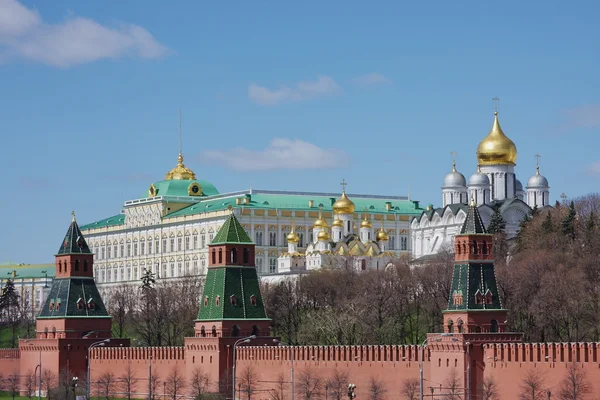 Uma catedral de Arcanjo Mikhail e palácio de convenções está em Moscou — Fotografia de Stock