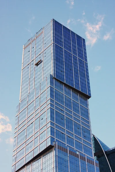En höjd hus är i Moskva — Stockfoto