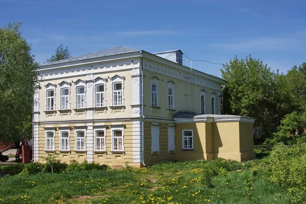 Uma bela casa antiga está na cidade Perm — Fotografia de Stock