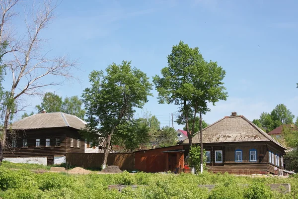 Izbas en bois sur une pente de la ville Perm — Photo