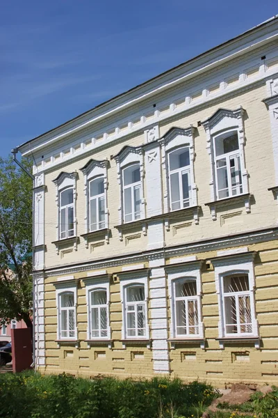 Una hermosa casa antigua está en la ciudad de Perm — Foto de Stock