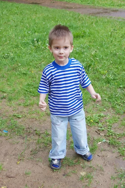Mały chłopiec idzie na spacer — Zdjęcie stockowe