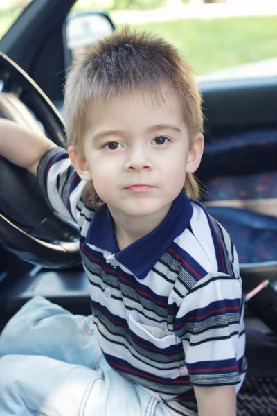 車の舵の後少年 — ストック写真