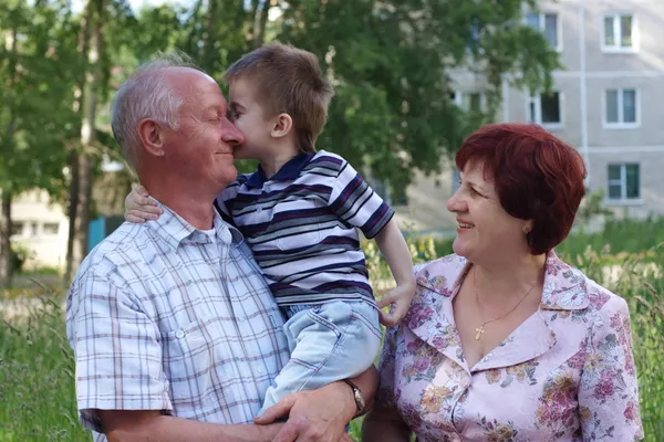 Nonna e nonno con un nipote — Foto Stock