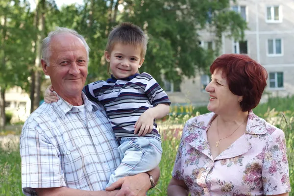 Grootmoeder en grand-vader met een kleinkind — Stockfoto