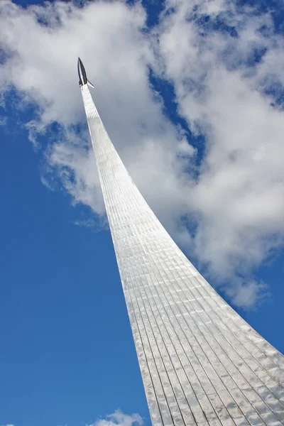Denkmal für die Weltraumunterdrücker in der Stadt Moskau — Stockfoto