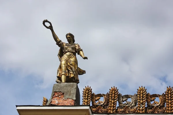 Sculpture on the roof of building in city Moscow — Stock Photo, Image