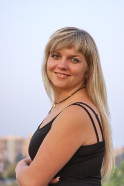 Yaz aylarında güzel kızsın