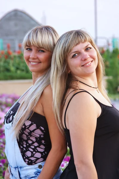 Две красивые девушки летом — стоковое фото