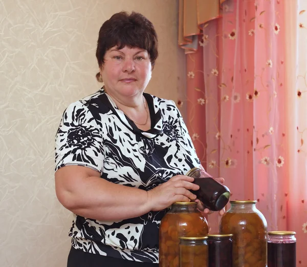 Donna anziana con forniture domestiche — Foto Stock