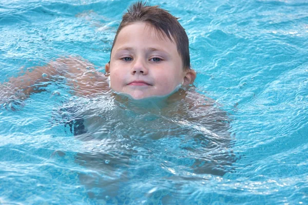 Ein kleiner Junge ist in einem Pool — Stockfoto