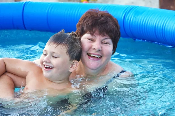 Abuela con un nieto en una piscina —  Fotos de Stock