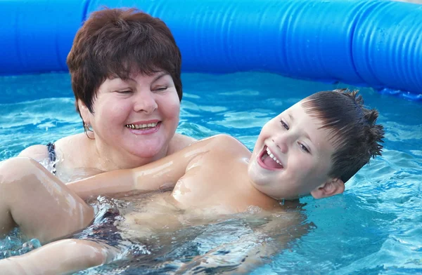 Avó com um neto em uma piscina — Fotografia de Stock