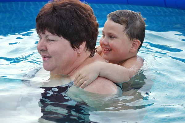 Avó com um neto em uma piscina — Fotografia de Stock