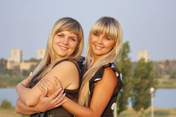 Twee mooie meisjes op aard — Stockfoto