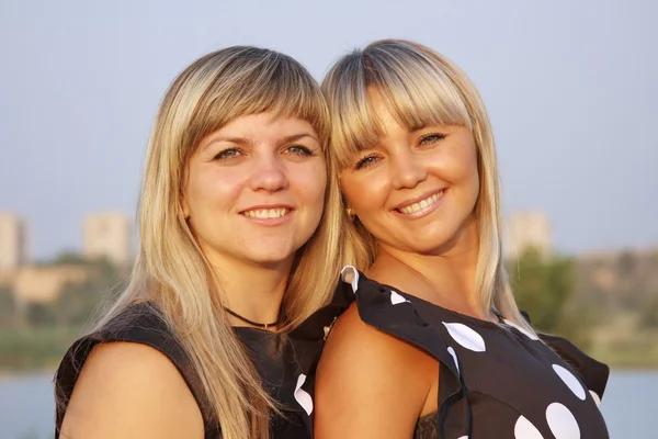 Two beautiful girls on nature — Stock Photo, Image