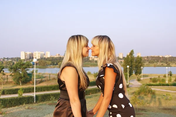 Twee mooie meisjes op aard — Stockfoto