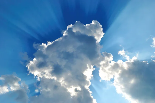 Cloud má uzavřené jasné slunce. — Stock fotografie