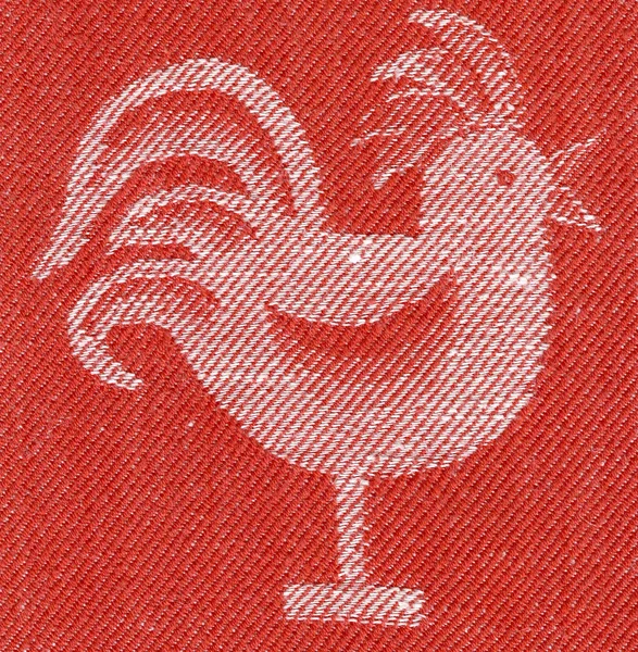 Coq stylisé tissu rouge — Photo