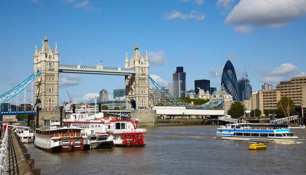 Tower bridge and boats in the Thames — Stock Photo, Image