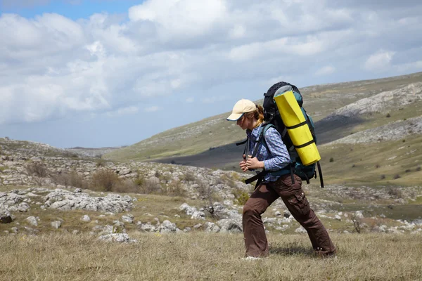 Девушка с рюкзаком, путешествующая в горах — стоковое фото