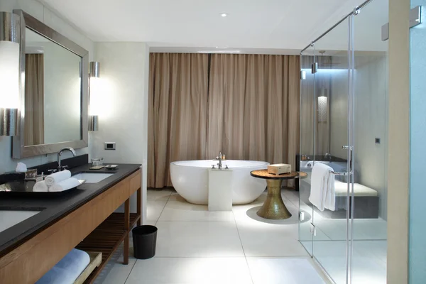 现代舒适的卫浴间 — 图库照片