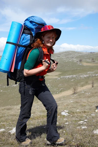 Backpacker ευτυχισμένη γυναίκα με καπέλο — Φωτογραφία Αρχείου