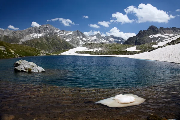 Mountain lake with ice — Stock Photo, Image