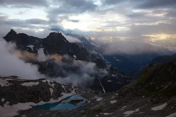 Dramatiska landskap i solnedgång i höga berg — Stockfoto