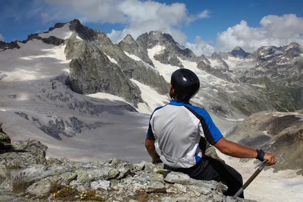 Homem olhando para um pico de montanha — Fotografia de Stock