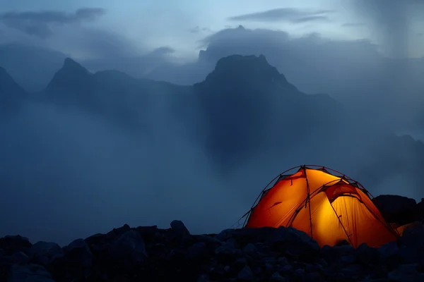Crepúsculo en las montañas — Foto de Stock