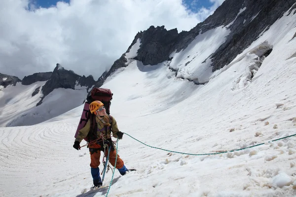 Alpinista ragazza assicurazione amici con la corda — Foto Stock