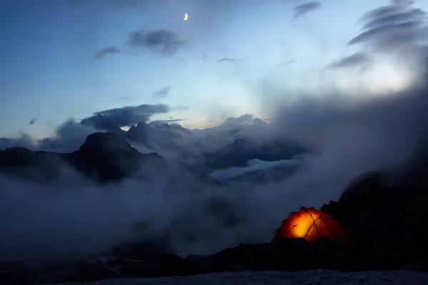 Kväll i bergen och månen på himlen — Stockfoto