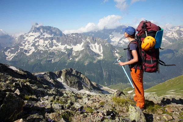 Hiker girl with backpack and ice-axe — Stockfoto