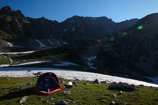 Tent op weide in de bergen — Stockfoto