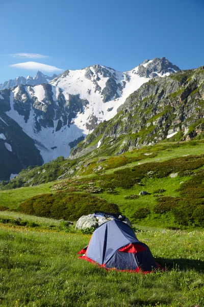 Tenda escursionisti in montagna — Foto Stock