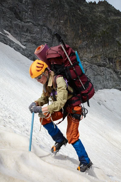 Hicker com mochila e machado de gelo — Fotografia de Stock
