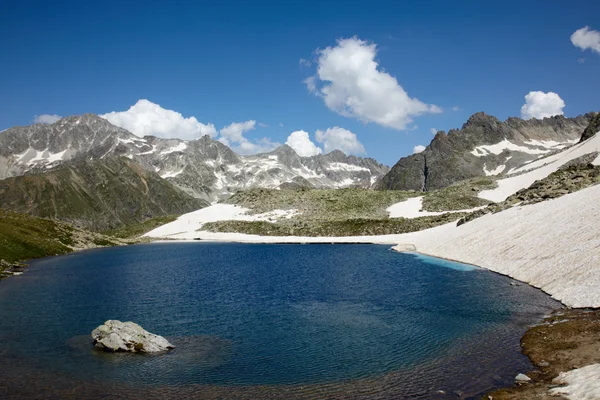 Horská krajina s modré jezero — Stock fotografie